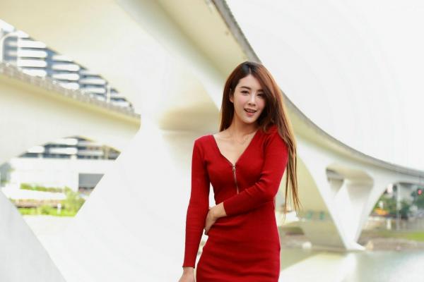    台湾正妹Miso夏晴户外街拍写真，身穿修身红裙尽显曼妙身姿，气质优雅清新，女神范儿十足[51P]第37张图片
