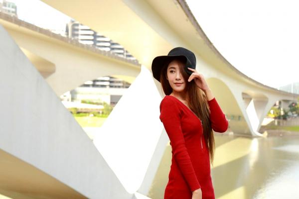    台湾正妹Miso夏晴户外街拍写真，身穿修身红裙尽显曼妙身姿，气质优雅清新，女神范儿十足[51P]第43张图片