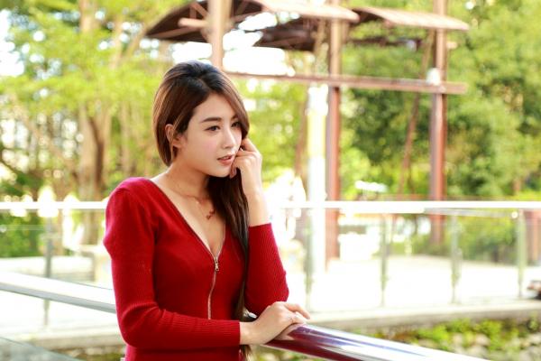    台湾正妹Miso夏晴户外街拍写真，身穿修身红裙尽显曼妙身姿，气质优雅清新，女神范儿十足[51P]第45张图片