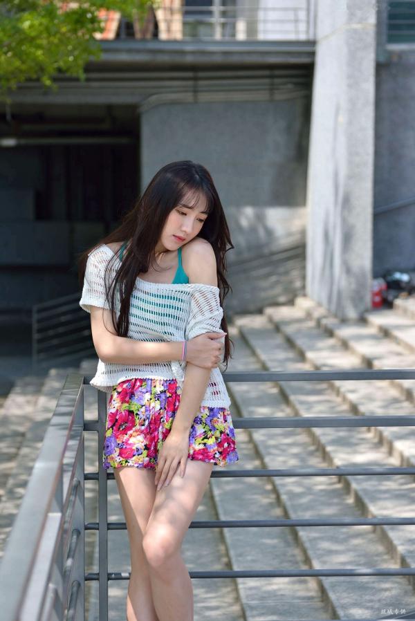    台湾正妹比比清新外拍写真，户外甜美时尚穿搭显迷人气质，绝美面容尽显女神范 [107P]第3张图片