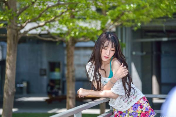    台湾正妹比比清新外拍写真，户外甜美时尚穿搭显迷人气质，绝美面容尽显女神范 [107P]第9张图片