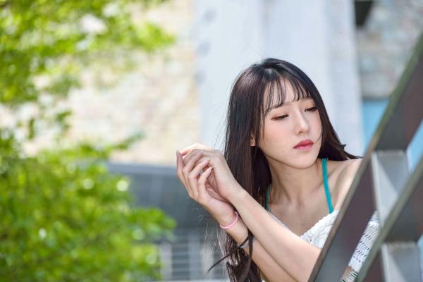    台湾正妹比比清新外拍写真，户外甜美时尚穿搭显迷人气质，绝美面容尽显女神范 [107P]第26张图片
