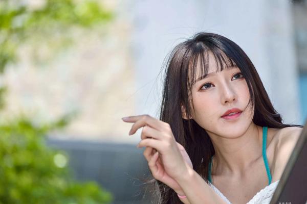    台湾正妹比比清新外拍写真，户外甜美时尚穿搭显迷人气质，绝美面容尽显女神范 [107P]第27张图片