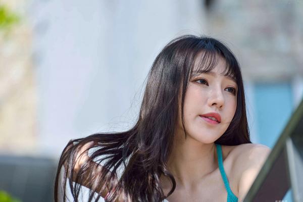    台湾正妹比比清新外拍写真，户外甜美时尚穿搭显迷人气质，绝美面容尽显女神范 [107P]第28张图片