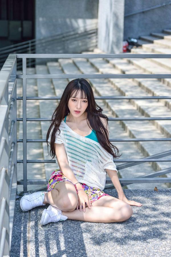    台湾正妹比比清新外拍写真，户外甜美时尚穿搭显迷人气质，绝美面容尽显女神范 [107P]第34张图片