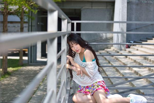    台湾正妹比比清新外拍写真，户外甜美时尚穿搭显迷人气质，绝美面容尽显女神范 [107P]第35张图片