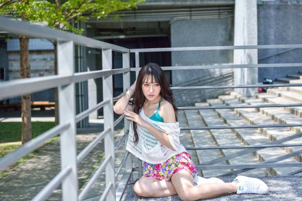    台湾正妹比比清新外拍写真，户外甜美时尚穿搭显迷人气质，绝美面容尽显女神范 [107P]第36张图片