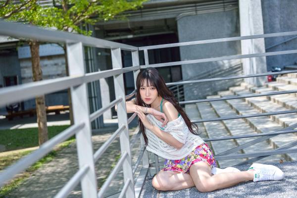    台湾正妹比比清新外拍写真，户外甜美时尚穿搭显迷人气质，绝美面容尽显女神范 [107P]第37张图片