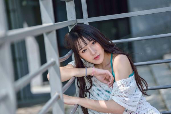    台湾正妹比比清新外拍写真，户外甜美时尚穿搭显迷人气质，绝美面容尽显女神范 [107P]第38张图片