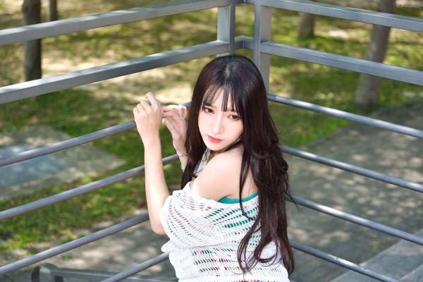    台湾正妹比比清新外拍写真，户外甜美时尚穿搭显迷人气质，绝美面容尽显女神范 [107P]第39张图片