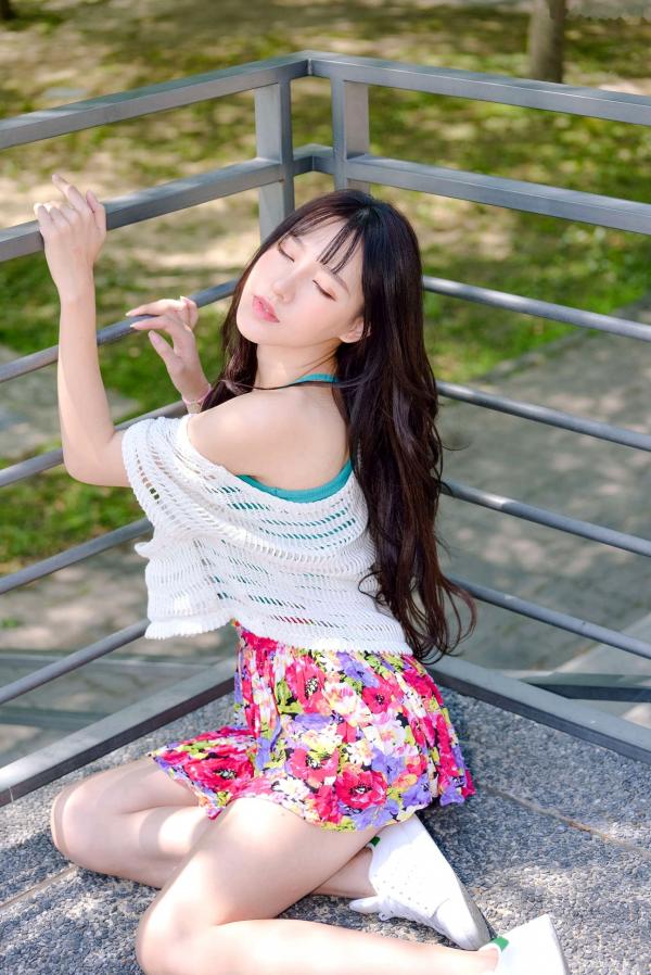    台湾正妹比比清新外拍写真，户外甜美时尚穿搭显迷人气质，绝美面容尽显女神范 [107P]第40张图片