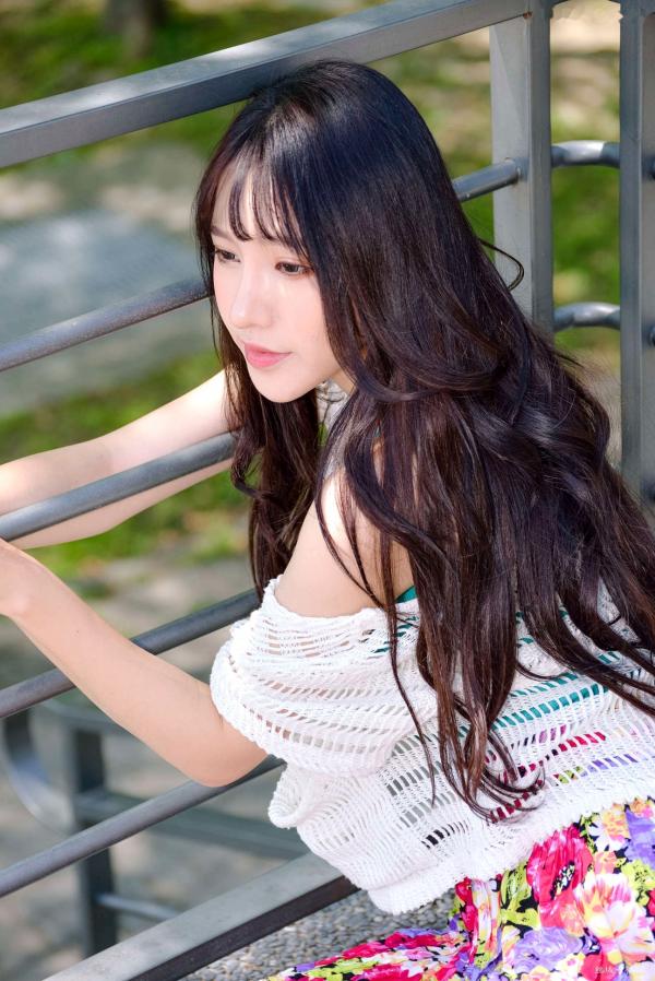    台湾正妹比比清新外拍写真，户外甜美时尚穿搭显迷人气质，绝美面容尽显女神范 [107P]第42张图片