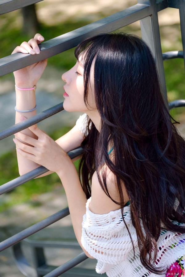    台湾正妹比比清新外拍写真，户外甜美时尚穿搭显迷人气质，绝美面容尽显女神范 [107P]第43张图片