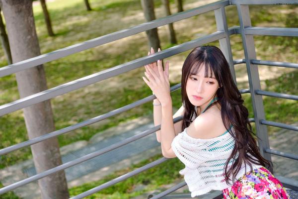    台湾正妹比比清新外拍写真，户外甜美时尚穿搭显迷人气质，绝美面容尽显女神范 [107P]第44张图片