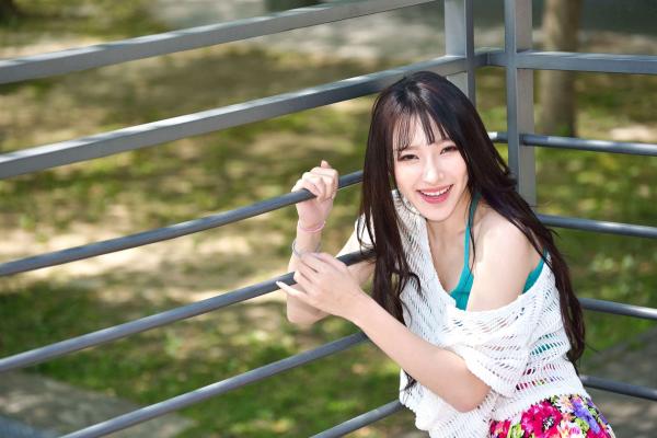    台湾正妹比比清新外拍写真，户外甜美时尚穿搭显迷人气质，绝美面容尽显女神范 [107P]第45张图片