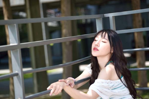    台湾正妹比比清新外拍写真，户外甜美时尚穿搭显迷人气质，绝美面容尽显女神范 [107P]第46张图片
