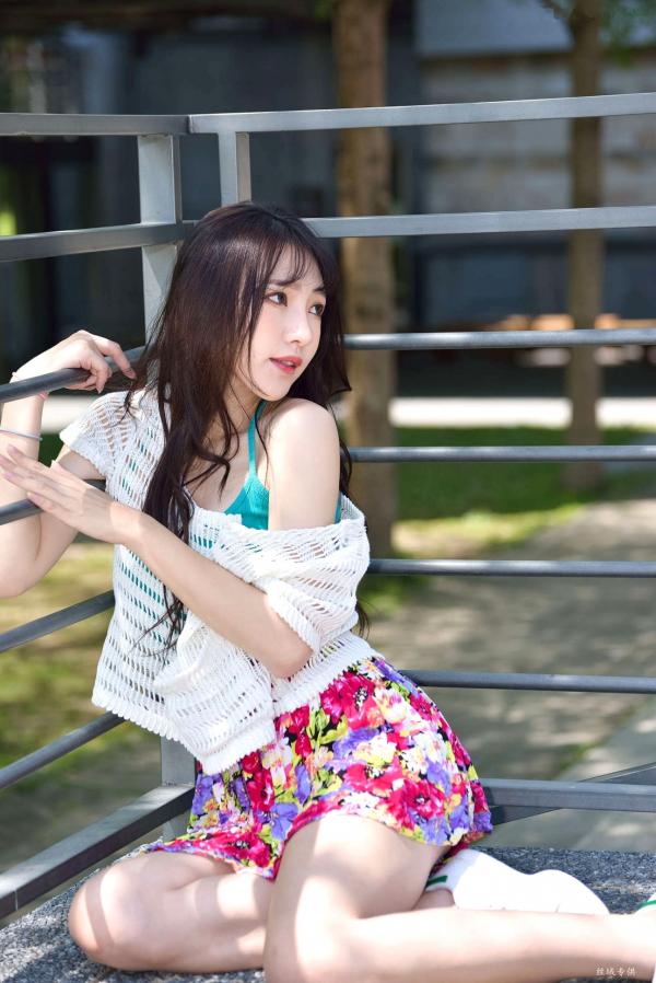    台湾正妹比比清新外拍写真，户外甜美时尚穿搭显迷人气质，绝美面容尽显女神范 [107P]第49张图片