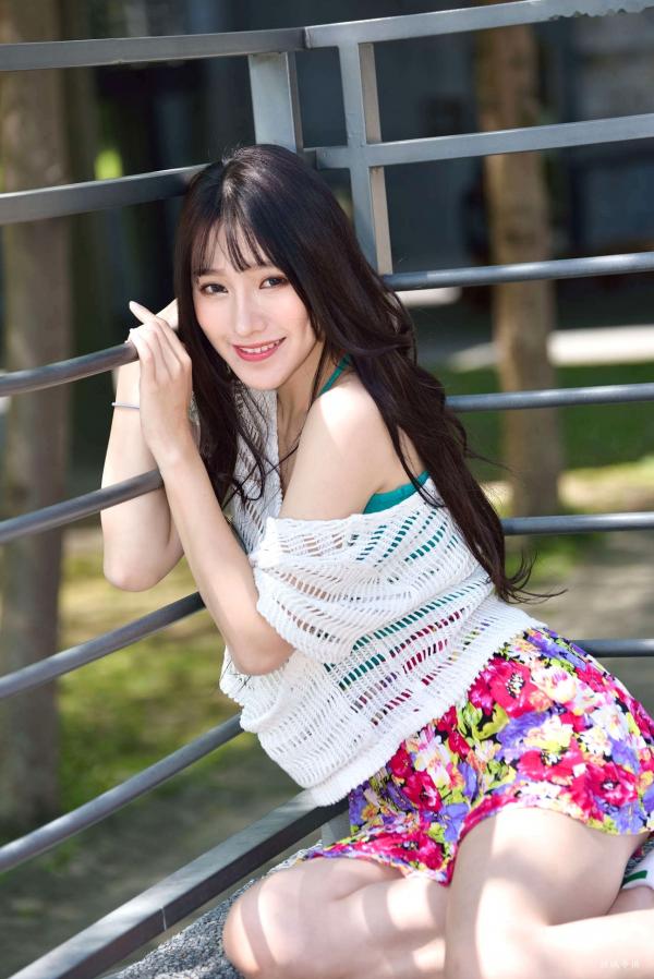    台湾正妹比比清新外拍写真，户外甜美时尚穿搭显迷人气质，绝美面容尽显女神范 [107P]第51张图片