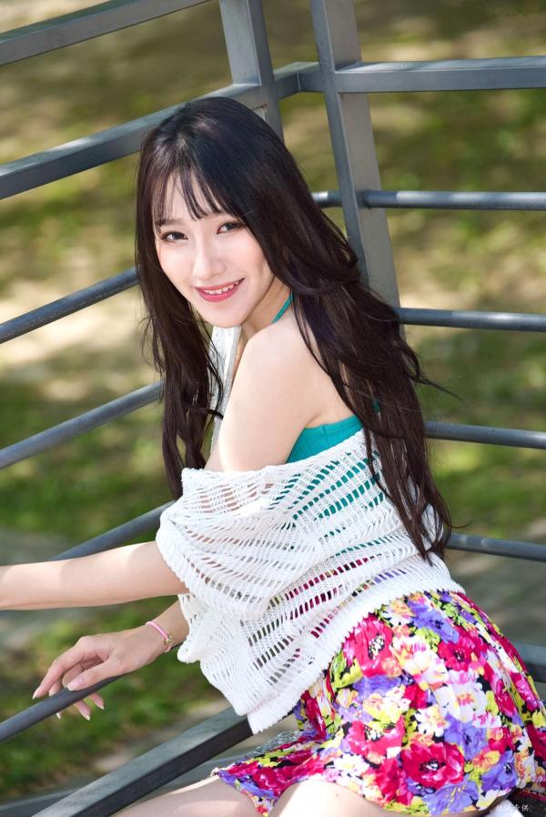    台湾正妹比比清新外拍写真，户外甜美时尚穿搭显迷人气质，绝美面容尽显女神范 [107P]第52张图片