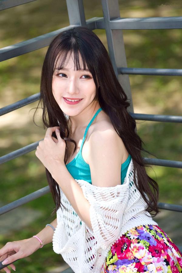    台湾正妹比比清新外拍写真，户外甜美时尚穿搭显迷人气质，绝美面容尽显女神范 [107P]第53张图片