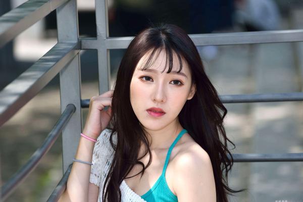    台湾正妹比比清新外拍写真，户外甜美时尚穿搭显迷人气质，绝美面容尽显女神范 [107P]第56张图片