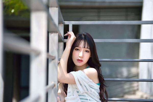    台湾正妹比比清新外拍写真，户外甜美时尚穿搭显迷人气质，绝美面容尽显女神范 [107P]第57张图片