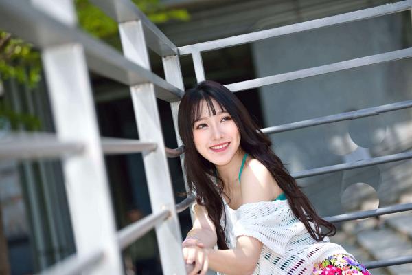   台湾正妹比比清新外拍写真，户外甜美时尚穿搭显迷人气质，绝美面容尽显女神范 [107P]第59张图片