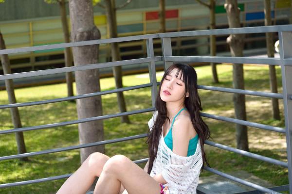    台湾正妹比比清新外拍写真，户外甜美时尚穿搭显迷人气质，绝美面容尽显女神范 [107P]第63张图片