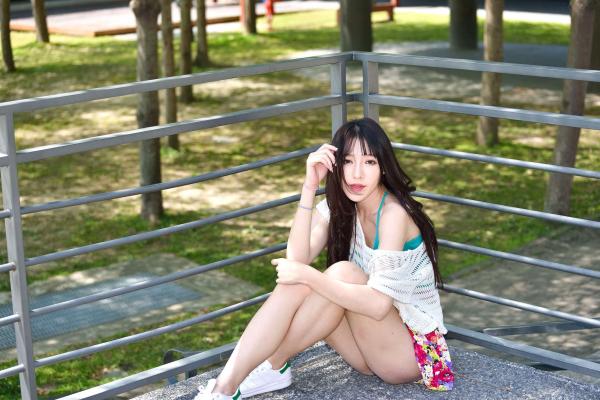    台湾正妹比比清新外拍写真，户外甜美时尚穿搭显迷人气质，绝美面容尽显女神范 [107P]第71张图片