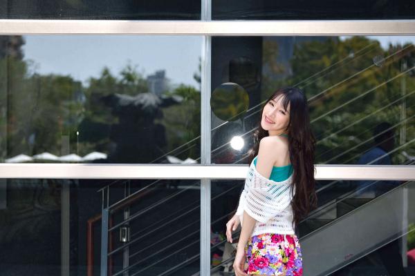    台湾正妹比比清新外拍写真，户外甜美时尚穿搭显迷人气质，绝美面容尽显女神范 [107P]第85张图片