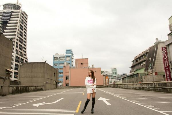    台湾正妹张嘉庭啾比特西门町街头潮流大片，身着白色短裙皮靴诠释都市摩登魅力写真集第51张图片