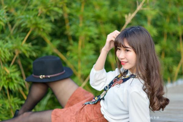    台湾正妹题题《国美馆.时装》街拍写真集，清新时尚穿搭，俏皮甜美气质女神户外生活随拍第35张图片