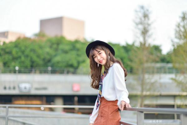   台湾正妹题题《国美馆.时装》街拍写真集，清新时尚穿搭，俏皮甜美气质女神户外生活随拍第40张图片