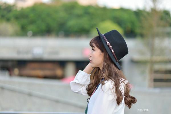    台湾正妹题题《国美馆.时装》街拍写真集，清新时尚穿搭，俏皮甜美气质女神户外生活随拍第41张图片