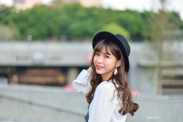    台湾正妹题题《国美馆.时装》街拍写真集，清新时尚穿搭，俏皮甜美气质女神户外生活随拍第42张图片