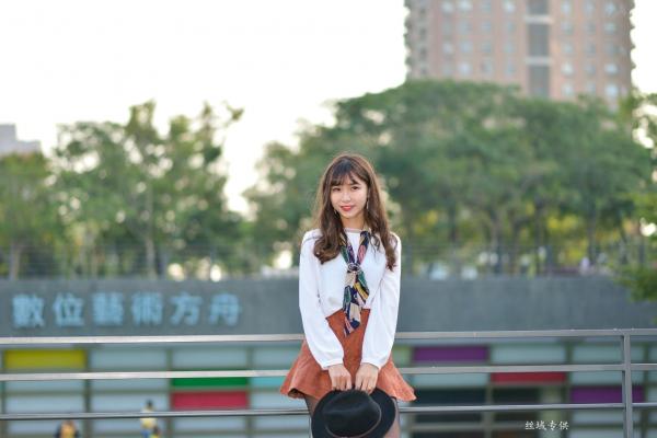    台湾正妹题题《国美馆.时装》街拍写真集，清新时尚穿搭，俏皮甜美气质女神户外生活随拍第46张图片