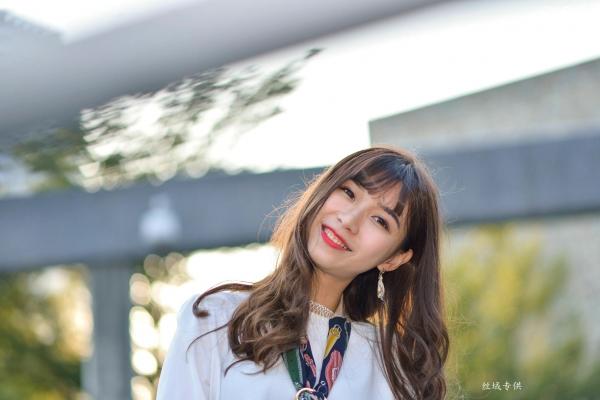    台湾正妹题题《国美馆.时装》街拍写真集，清新时尚穿搭，俏皮甜美气质女神户外生活随拍第62张图片