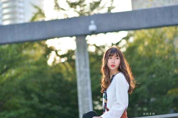    台湾正妹题题《国美馆.时装》街拍写真集，清新时尚穿搭，俏皮甜美气质女神户外生活随拍第70张图片