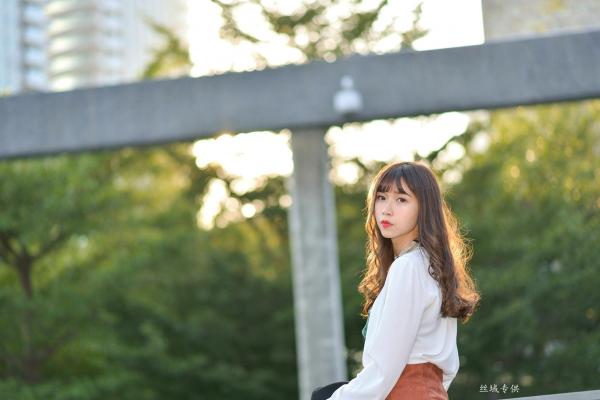    台湾正妹题题《国美馆.时装》街拍写真集，清新时尚穿搭，俏皮甜美气质女神户外生活随拍第72张图片