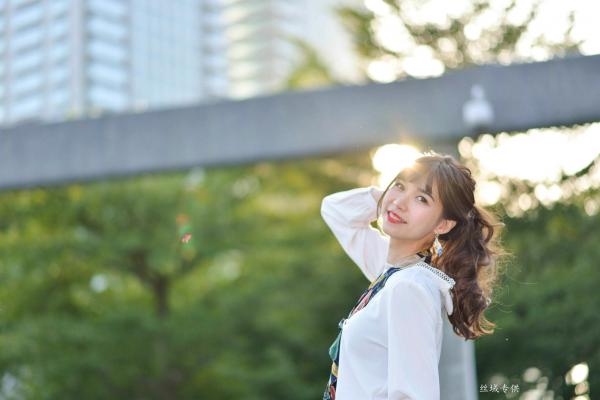    台湾正妹题题《国美馆.时装》街拍写真集，清新时尚穿搭，俏皮甜美气质女神户外生活随拍第79张图片