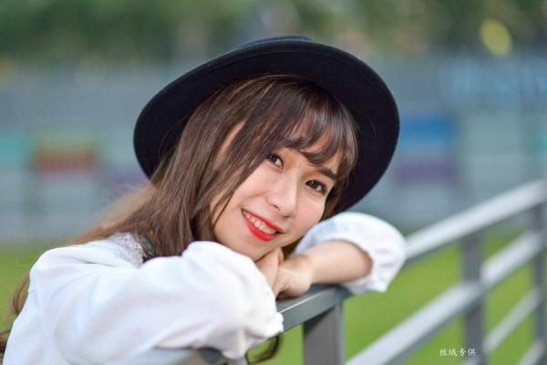    台湾正妹题题《国美馆.时装》街拍写真集，清新时尚穿搭，俏皮甜美气质女神户外生活随拍第90张图片