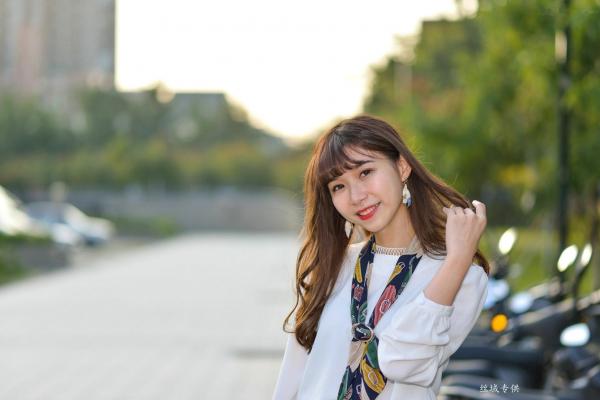    台湾正妹题题《国美馆.时装》街拍写真集，清新时尚穿搭，俏皮甜美气质女神户外生活随拍第107张图片