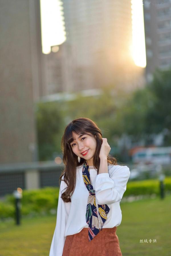    台湾正妹题题《国美馆.时装》街拍写真集，清新时尚穿搭，俏皮甜美气质女神户外生活随拍第121张图片