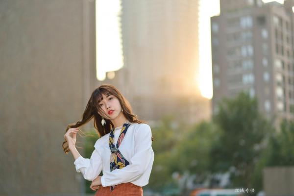   台湾正妹题题《国美馆.时装》街拍写真集，清新时尚穿搭，俏皮甜美气质女神户外生活随拍第129张图片