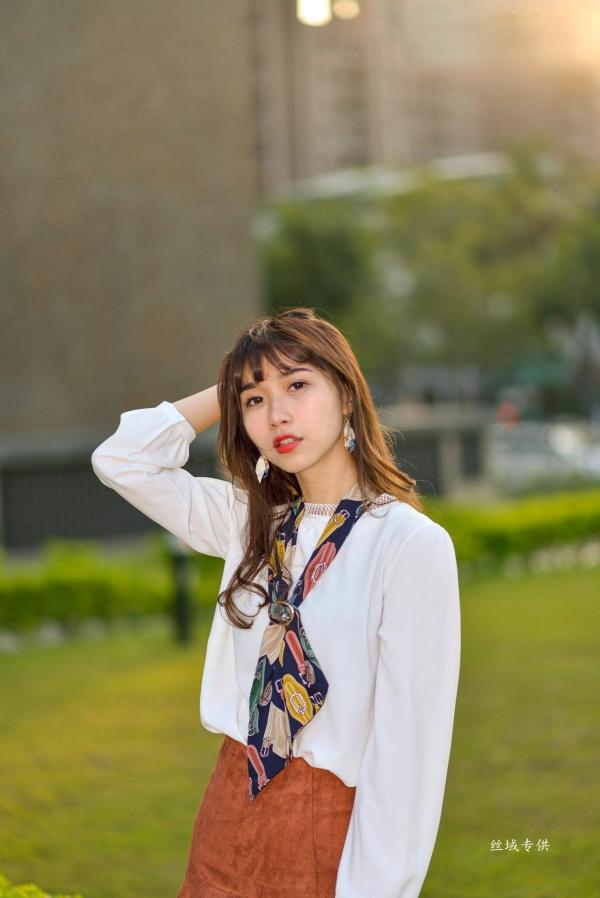    台湾正妹题题《国美馆.时装》街拍写真集，清新时尚穿搭，俏皮甜美气质女神户外生活随拍第131张图片
