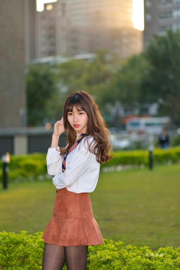    台湾正妹题题《国美馆.时装》街拍写真集，清新时尚穿搭，俏皮甜美气质女神户外生活随拍第132张图片