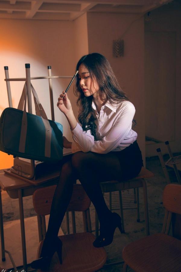    台湾正妹黄上晏Rubis教室主题黑丝制服诱惑，气场全开冷艳御姐写真集第35张图片
