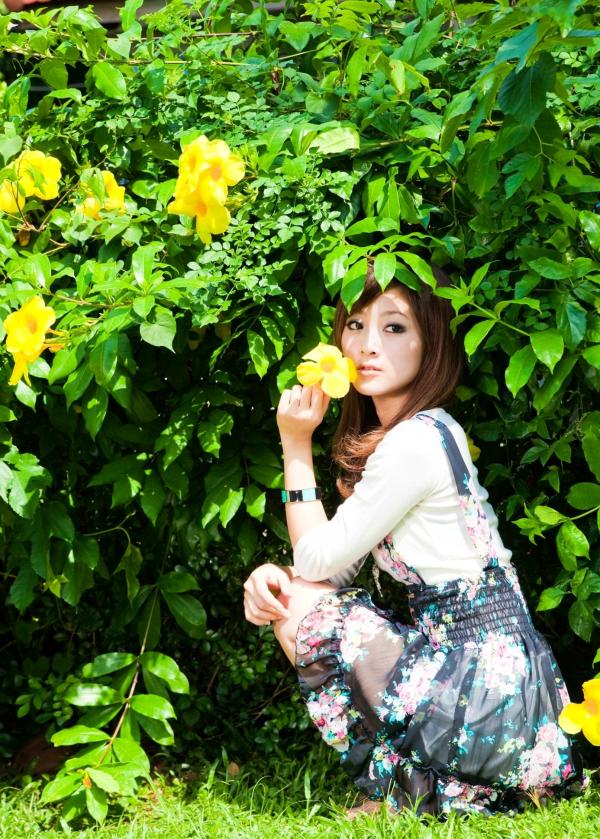    台湾正妹_张凯洁/Mikako《中興新村外拍》写真集，清新户外少女风，甜美可人，简约穿搭尽显修长美腿第6张图片
