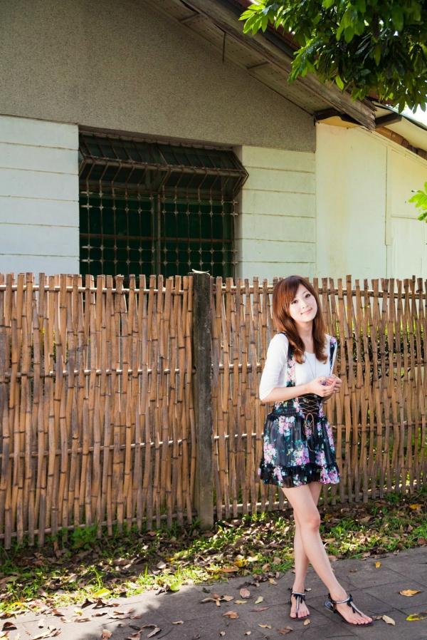    台湾正妹_张凯洁/Mikako《中興新村外拍》写真集，清新户外少女风，甜美可人，简约穿搭尽显修长美腿第12张图片