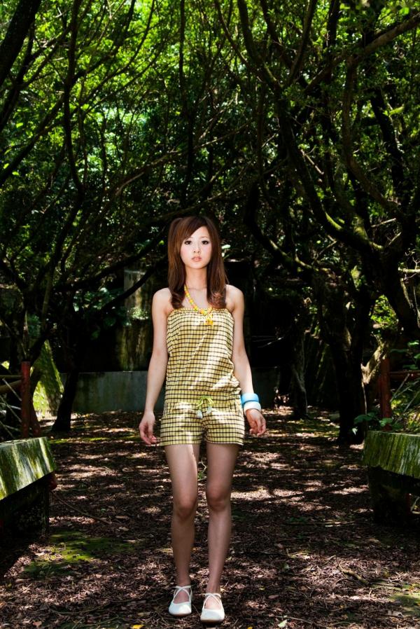    台湾正妹_张凯洁/Mikako《中興新村外拍》写真集，清新户外少女风，甜美可人，简约穿搭尽显修长美腿第51张图片